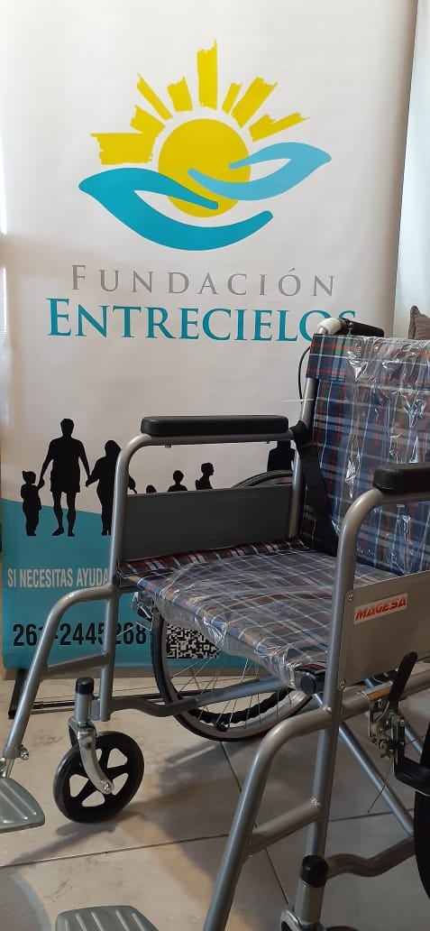 Las sillas de ruedas que han entregado a través de la fundación.