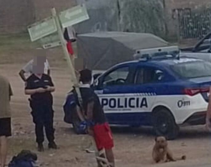 Un grupo de vecinos linchó y ató en la calle a un ladrón. (Gentileza Despertar Achiras)