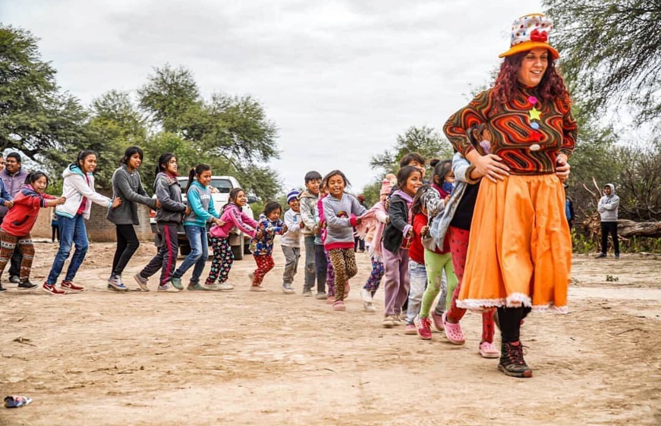 Voluntarios de Generadores de Cambio junto a nenes de la comunidad Wichi.