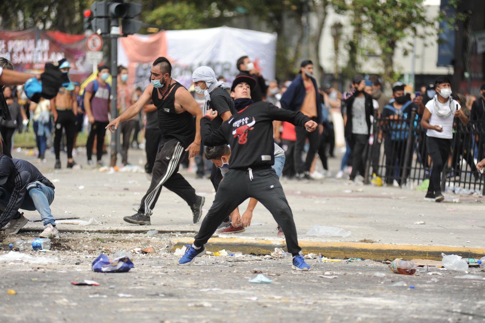 Enfrentamientos entre policías y manifestantes frente al Congreso por el acuerdo con el FMI