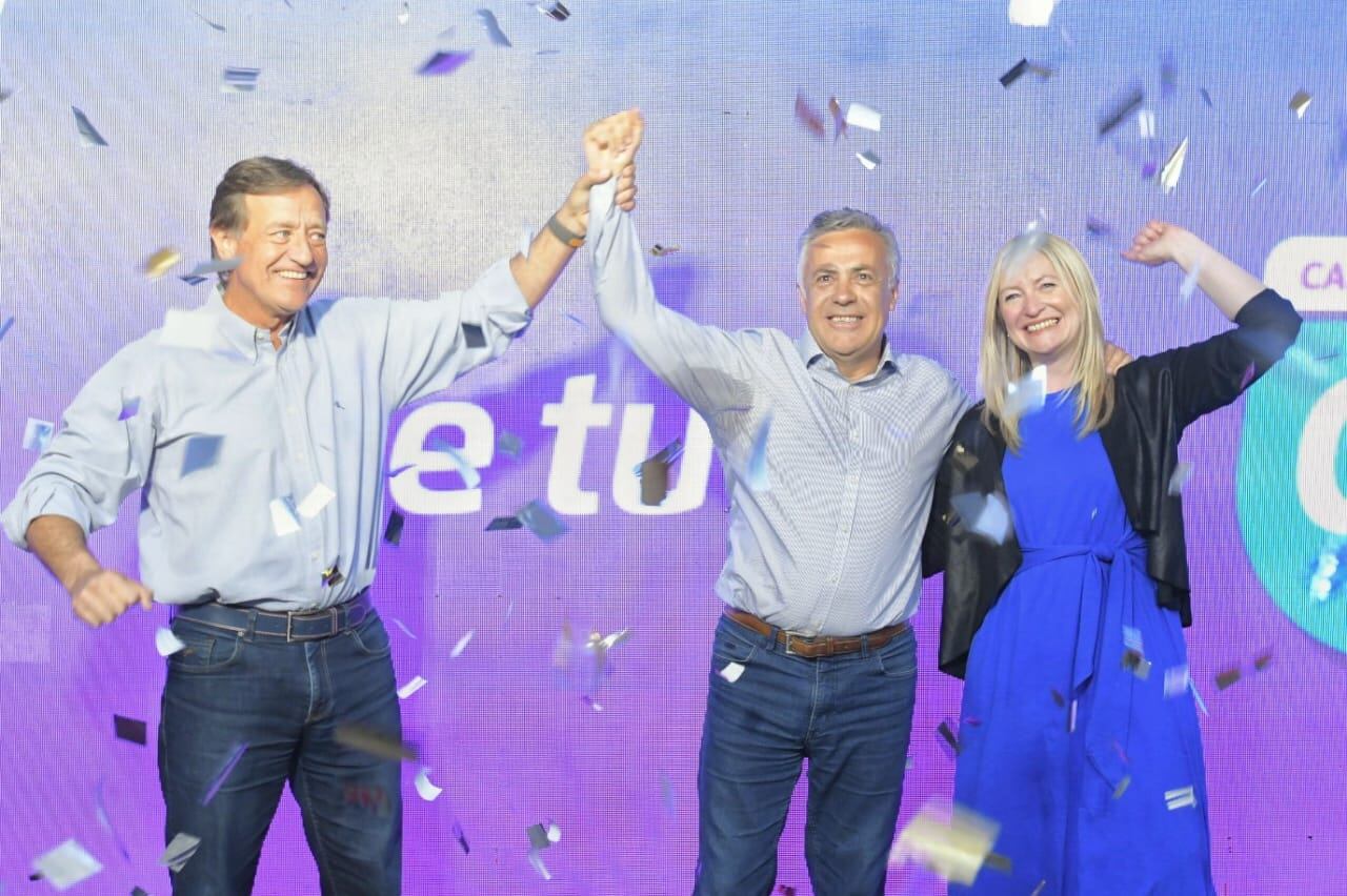 Rodolfo Suárez junto a Alfredo Cornejo y Hebe Casado en el búnker radical. Foto: Ignacio Blanco.