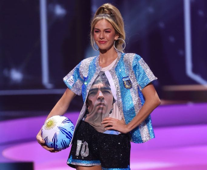 Maradona homenajeado por Miss Argentina, en el concurso de Miss Universo que se desarrolla en EEUU.