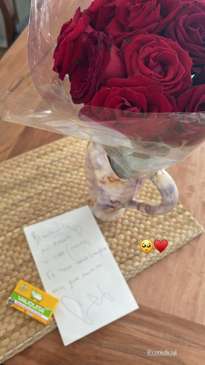 Coti Sorokin le regaló flores a Cande Tinelli. Junto con el ramo dejó una carta y una golosina.