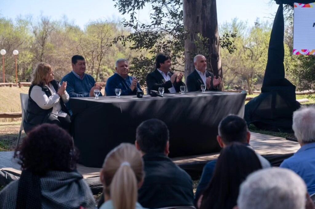 firmaron Convenios de Vinculación entre Gobiernos Municipales en Arroyito