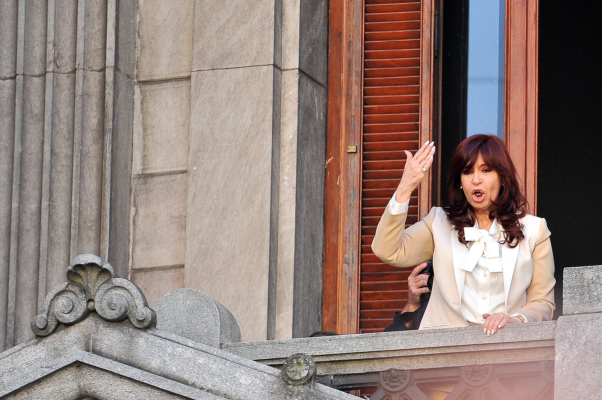 Cristina Kirchner saludó a la multitud que le mostró su apoyo luego del descargo que realizó en el Congreso por la causa Vialidad. Foto: Clarín.