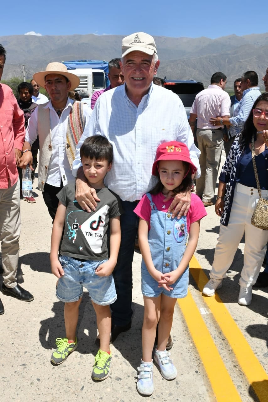 Jaldo junto a los vecinos que se juntaron para recibir al gobernador.