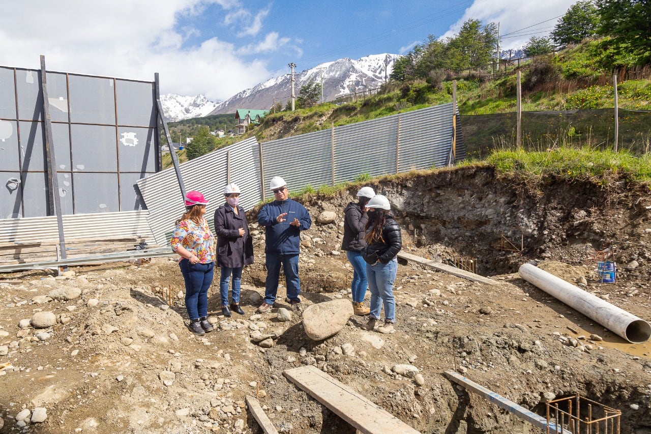 Los funcionarios recorrieron las obras de hormigonado en el Polivalente de Arte.