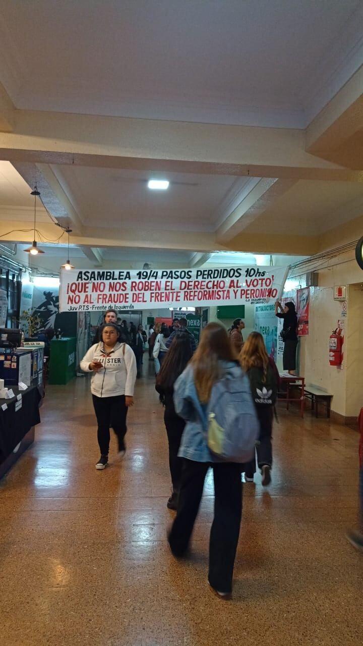 La asamblea de la Facultad de Derecho terminó a las piñas porque la conducción del centro contrató patovicas para sacar a estudiantes y agrupaciones opositoras.