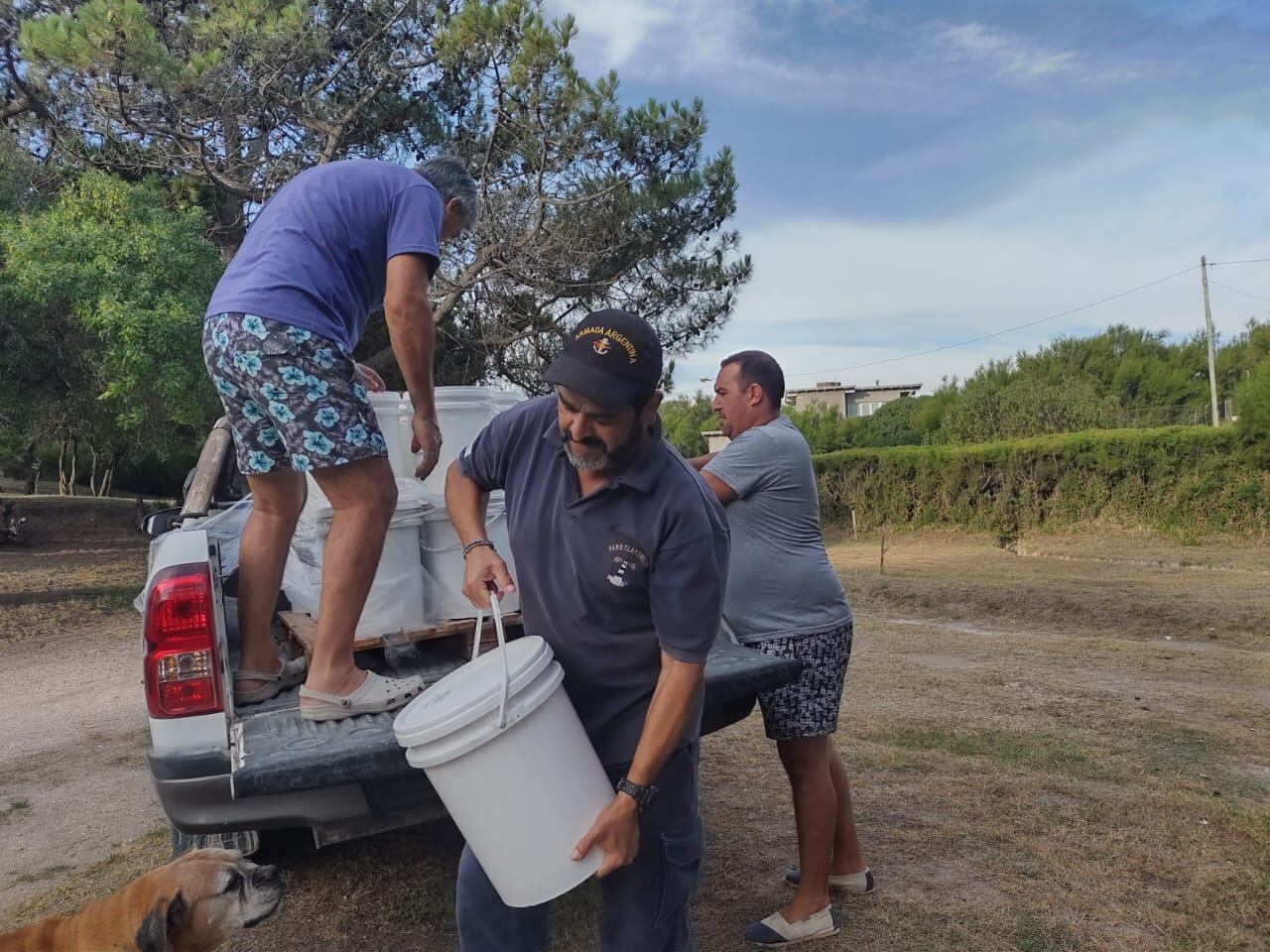 Donaron más de 300 litros de pintura para pintar el faro de Claromecó