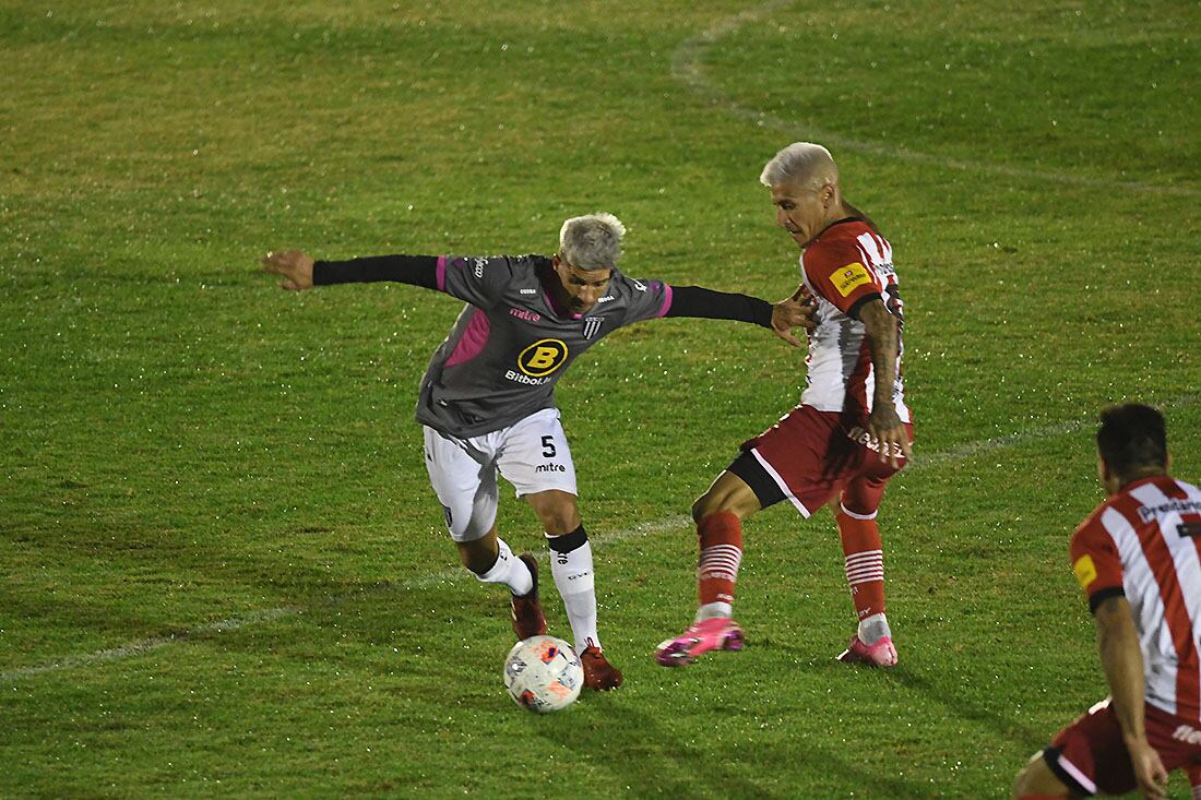 Futbol Primera Nacional
Gimnasia mejoró en el segundo tiempo y tuvo oportunidades para ganar el partido.