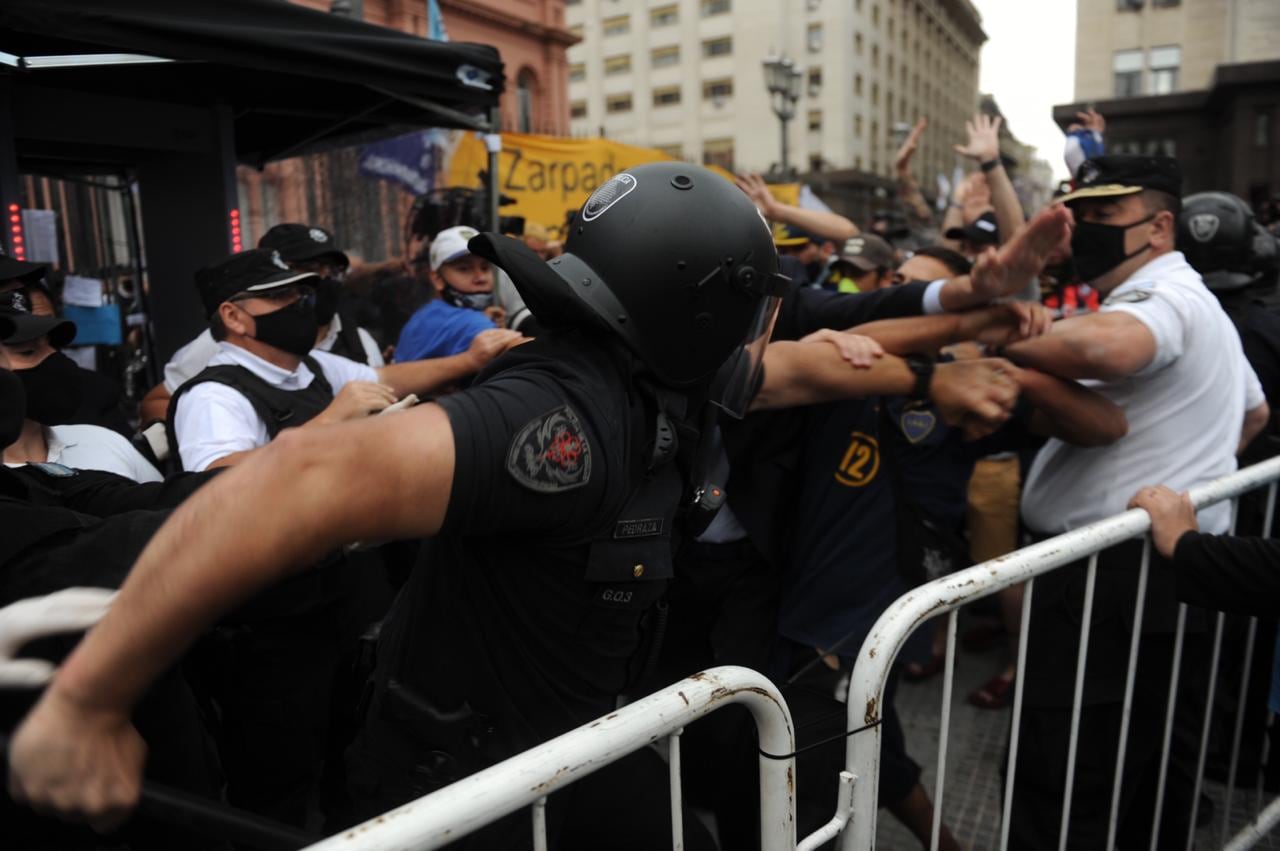 Incidentes en el ingreso al velatorio de Diego Armando Maradona en la Casa Rosada. (Federico López Claro)