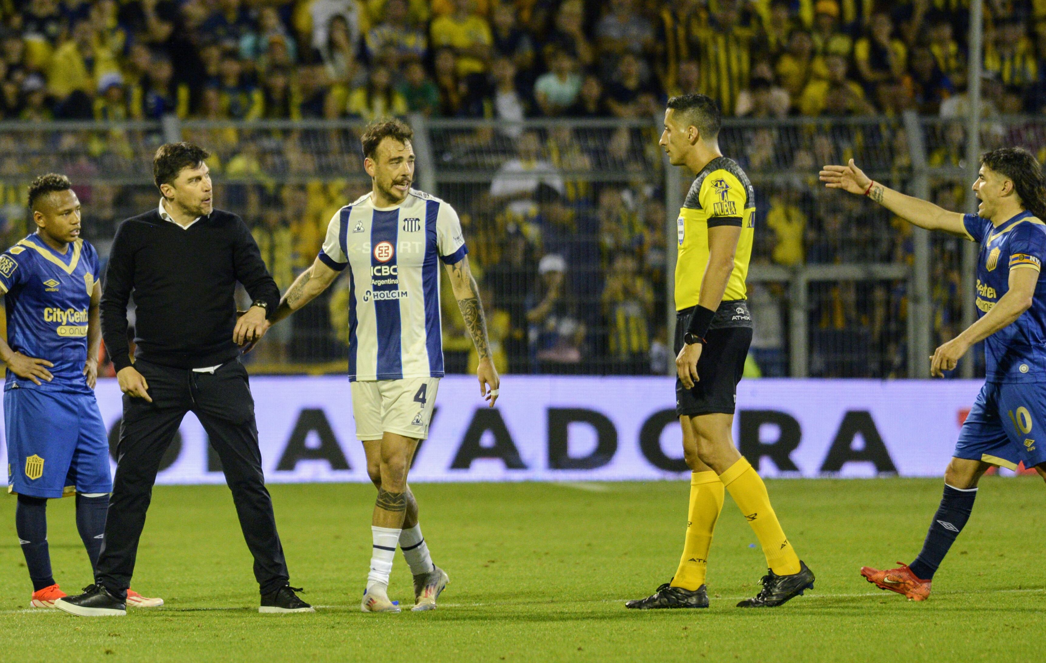 Cacique Medina y Matías Catalán, en el cierre del partido entre Talleres y Rosario Central. (Fotobaires)