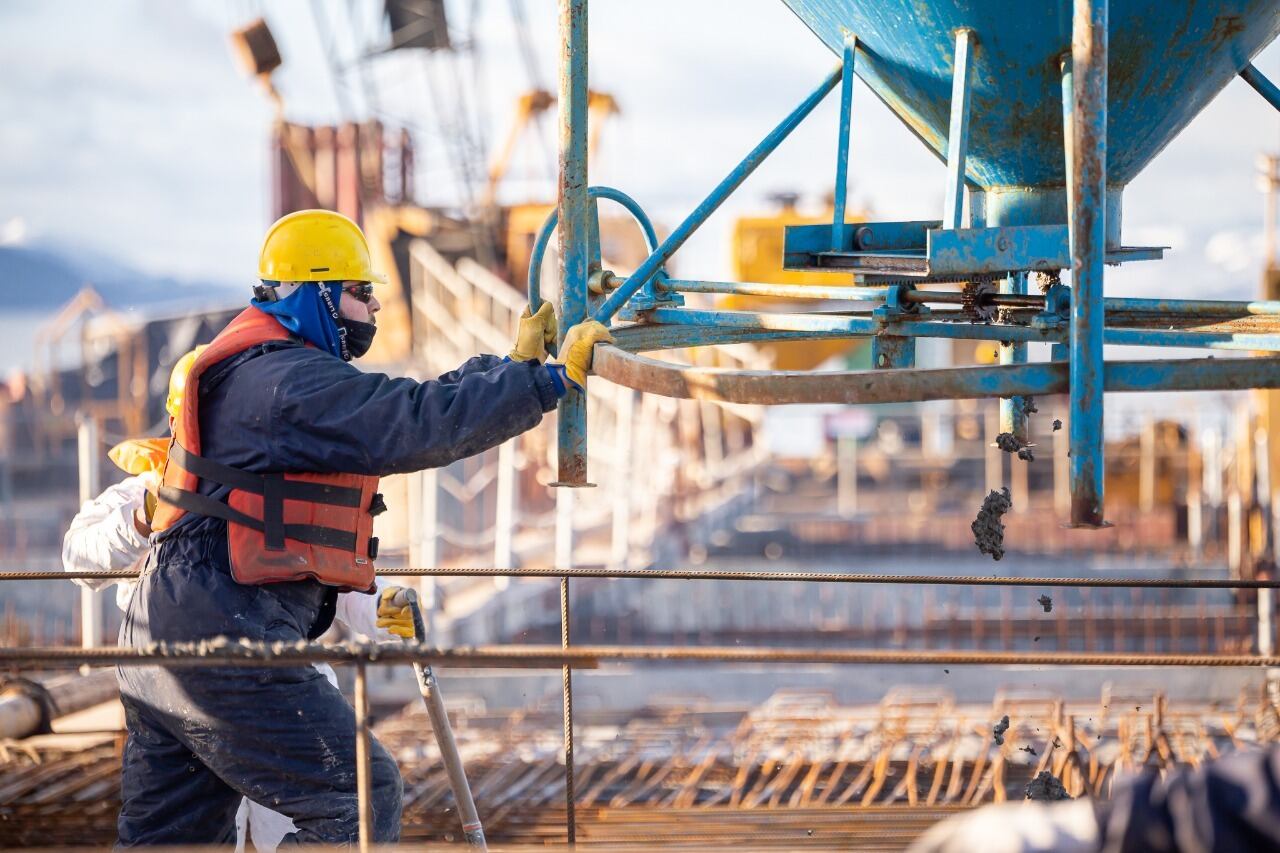 Gran avance en la ampliación del muelle comercial del Puerto de Ushuaia