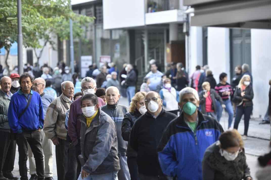 Largas colas de jubilados en los bancos (Pedro Castillo).