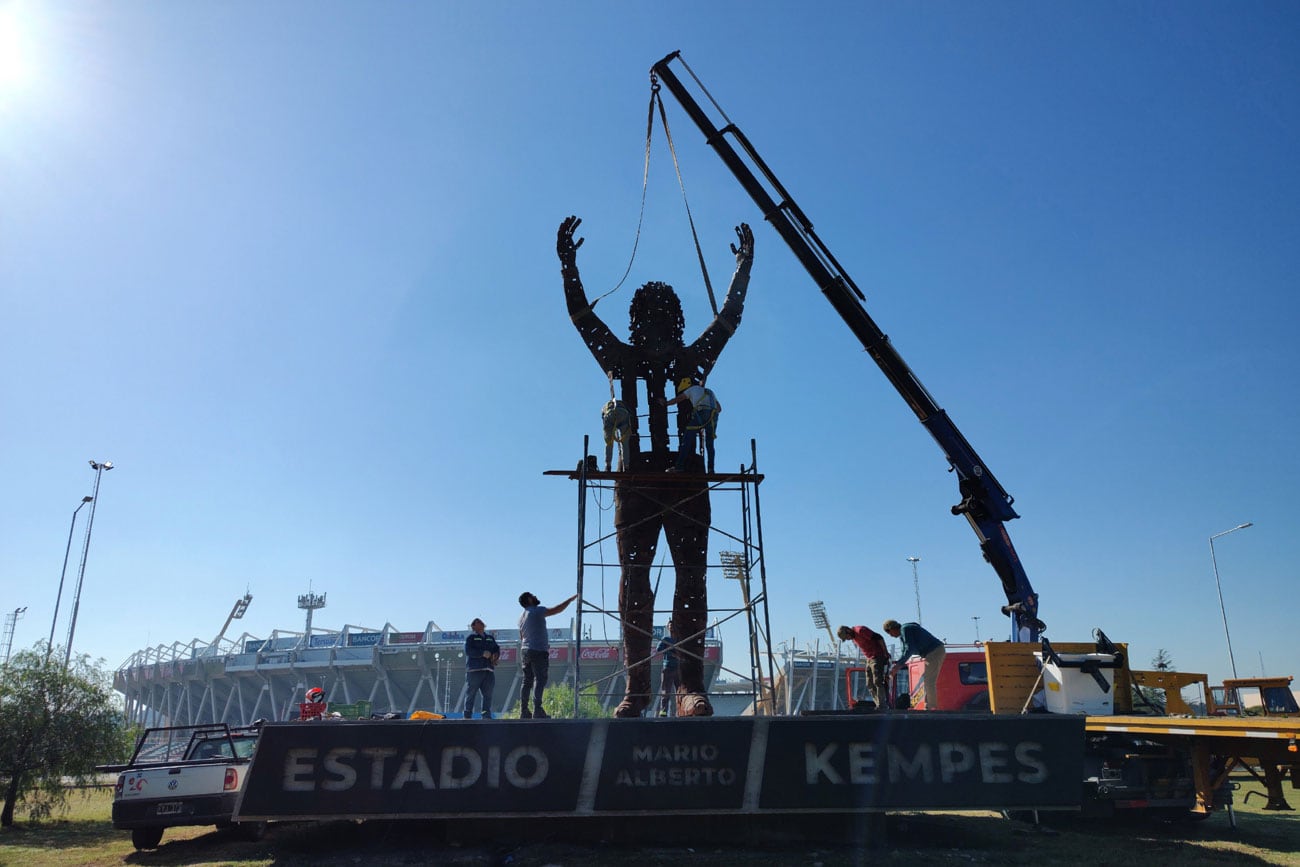 La obra del artista Simón Ibañez Durán ya se luce en el estadio Mario Kempes. (Prensa Agencia Córdoba Deportes)