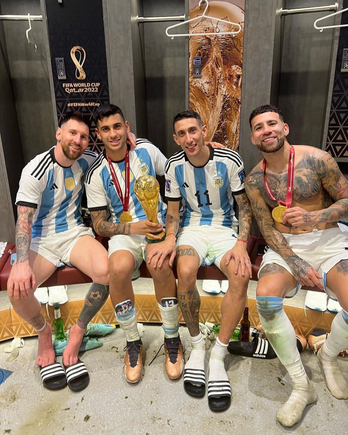 El Cuti Romero, con la Copa del Mundo y su agradecimiento a Lionel Messi
