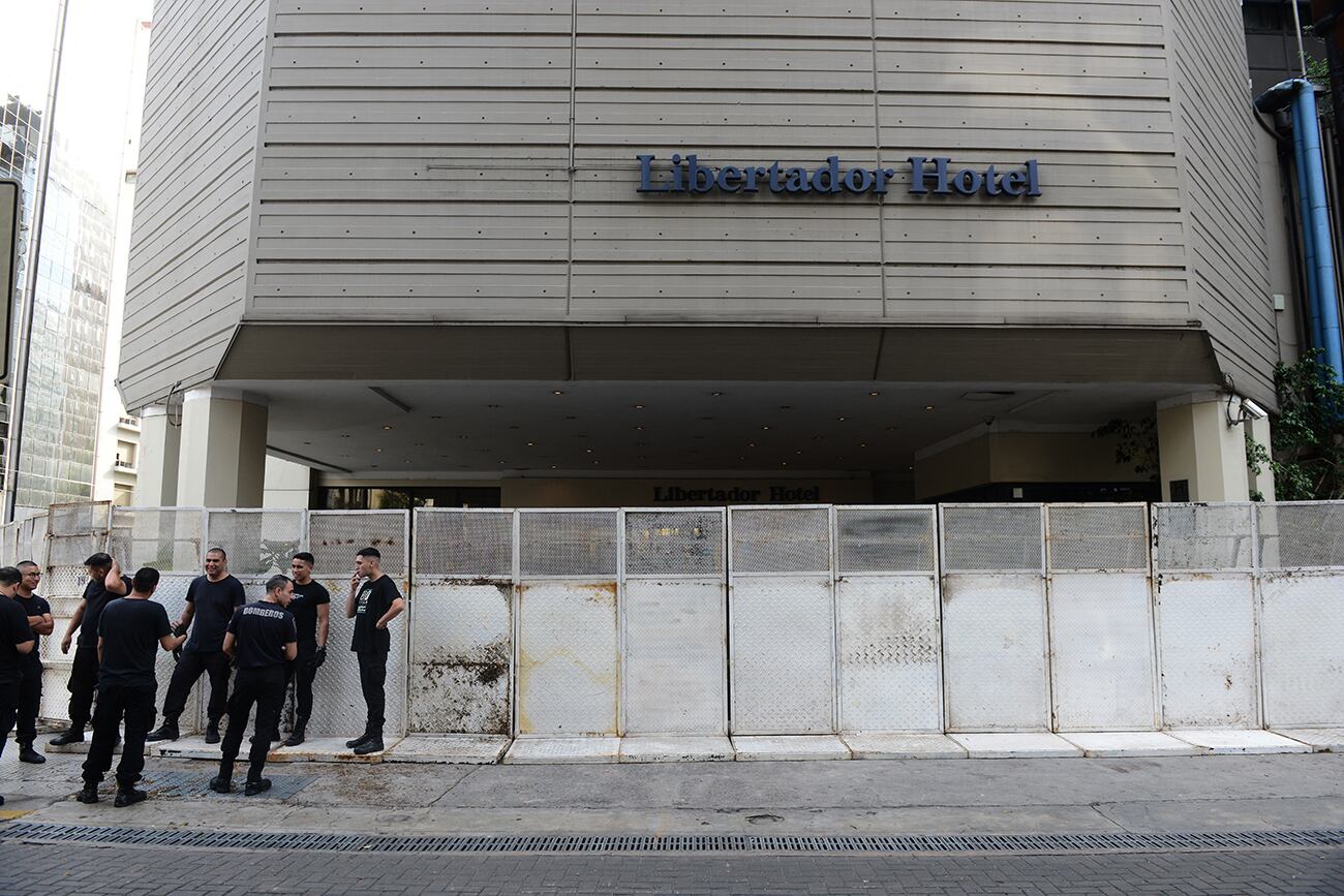 La policía realizó un vallado frente al Hotel Libertador anticipando la protesta de Barrios de Pie. (Gentileza Clarín)