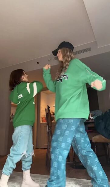 La actriz se filmó en TikTok junto a su hija Rufina y lucieron outfits muy similares.