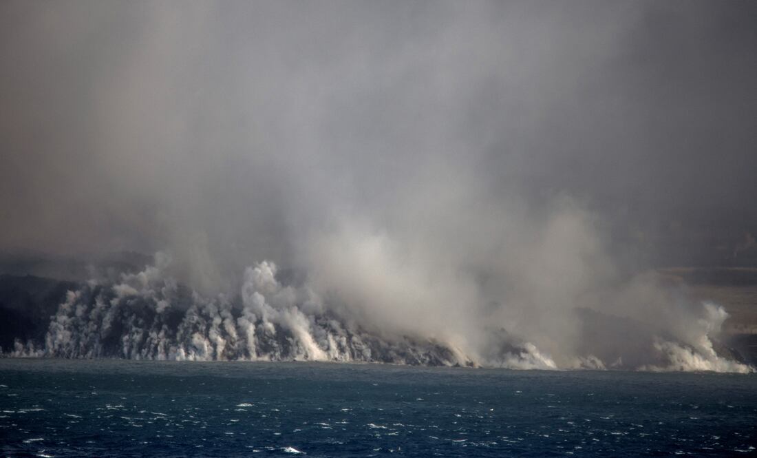  La lava de un volcán llega al mar en la isla Canaria de la Palma. (AP)