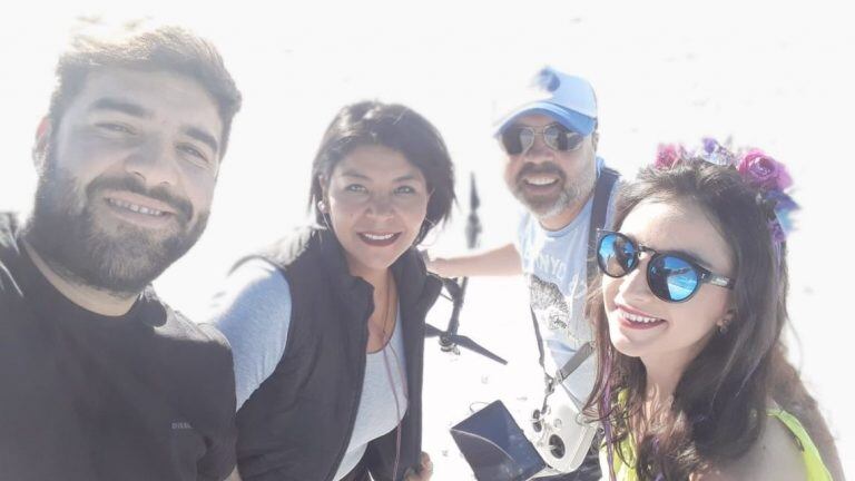 Los artistas jujeños y el productor de ShowMatch, en una pausa de la filmación en Salinas Grandes.