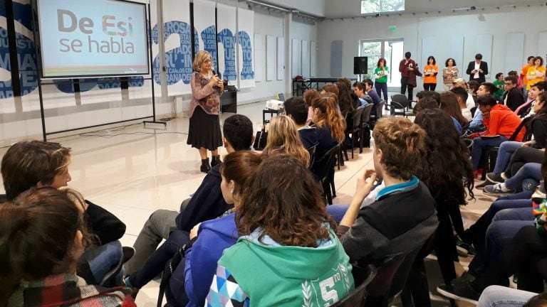 La ministra santafesina Claudia Balagué participó de un encuentro de centros de estudiantes sobre Educación Sexual Integral. (Prensa Gobierno de Santa Fe)