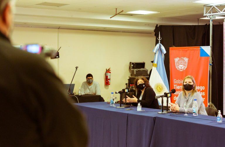 La Secretaria de Acceso a la Salud del Ministerio de Salud de la Nación, Carla Vizzotti, quien compartió este domingo una conferencia de prensa con la ministra de Salud de la provincia, Judit Di Giglio; y la secretaria de Salud del Municipio de Río Grande, María Eugenia Cóccaro.