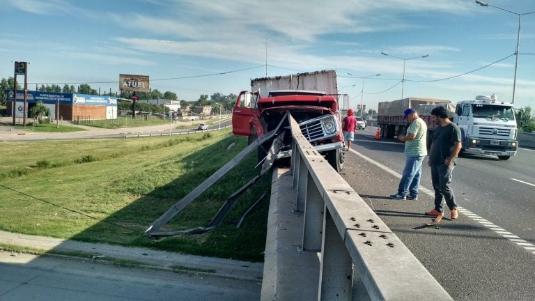 Un camión chocó en el cruce de 27 de Febrero y Avenida Circunvalación.