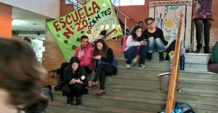 Docentes continúan con la toma del Ministerio de Educación.