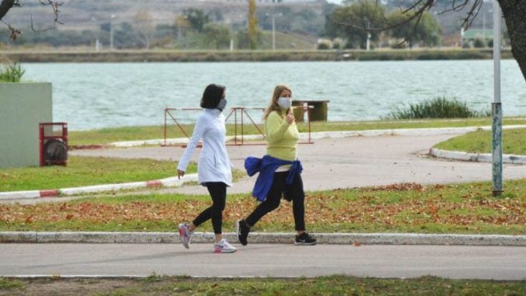 En parques y plazas de Santa Rosa sólo se permitirán las actividades aeróbicas (Agencia News)