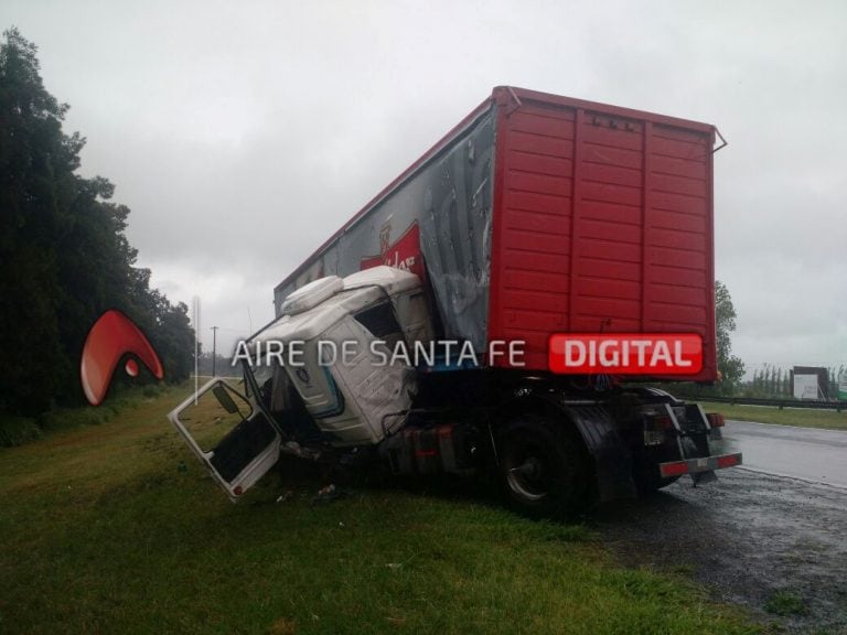 El camión se accidentó en el km 154 de la traza