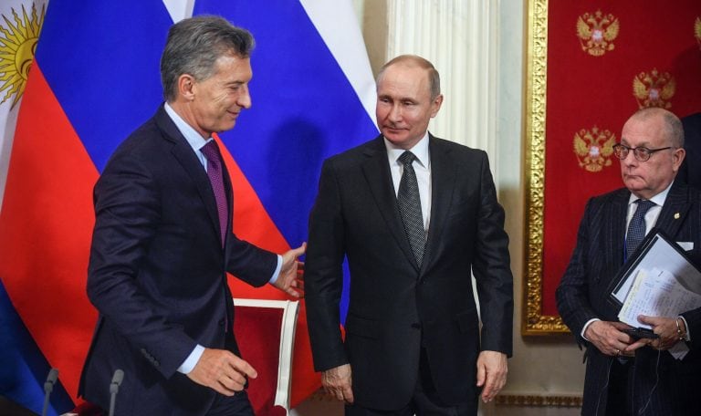 EPA291. MOSCÚ (RUSIA), 23/01/2018.- El presidente ruso, Vladímir Putin (c), y su homólogo argentino, Mauricio Macri (izda), salen tras la reunión mantenida en el Kremlin, Moscú, Rusia, el 23 de enero del 2018. EFE/Alexander Nemenov POOL