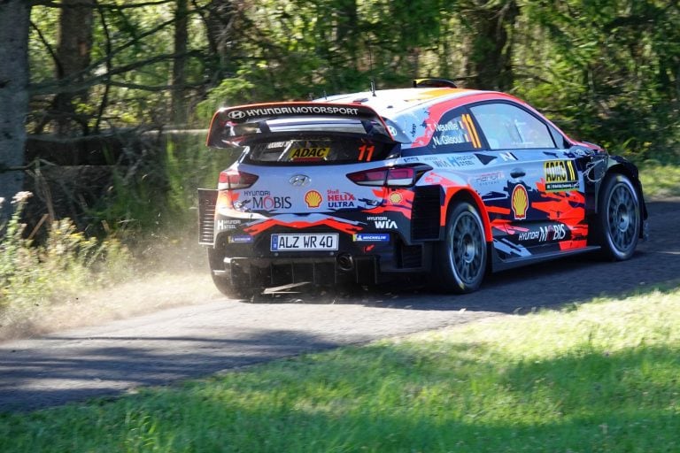 Thierry Neuville quedó a sólo tres décimas con Hyundai, que lidera el campeonato de Constructores. El belga está a tres puntos de Ogier en la tabla de Pilotos.