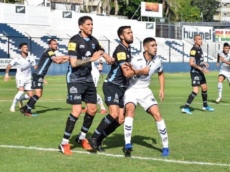 El estadio Centenario fue escenario de una nueva derrota del "Lobo" jujeño, en su visita a Quilmes.