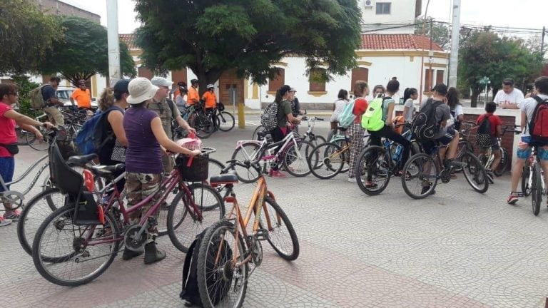 Pedaleada y limpieza costera junto a más de 50 personas