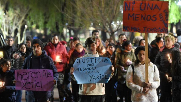 Anoche, vecinos del barrio Bandera Argentina marcharon pidiendo justicia por el triple crimen.