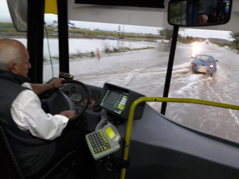 Desde el domingo, un tramo de la Ruta 33 entre Pérez y Zavalla quedó anegado.