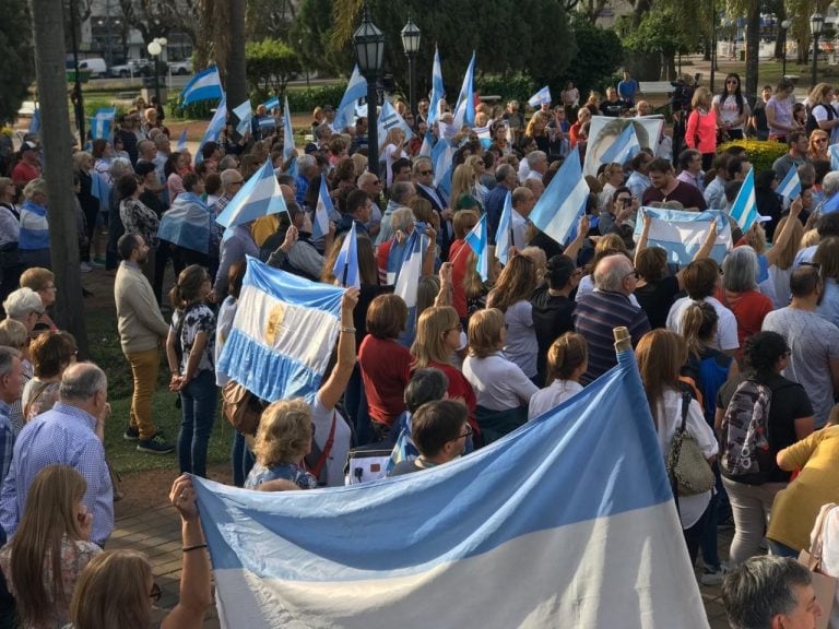 Las banderas argentinas caracterizaron la movilización rafaelina. (Mario Liotta / Todo un palo)