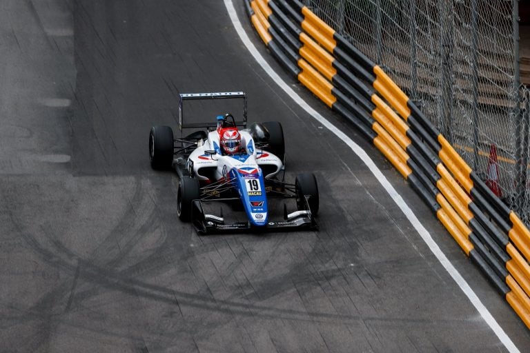 Sacha Fenestraz, a bordo del coche del equipo británico Carlin, en el intrincado Circuito da Guia, de Macao.