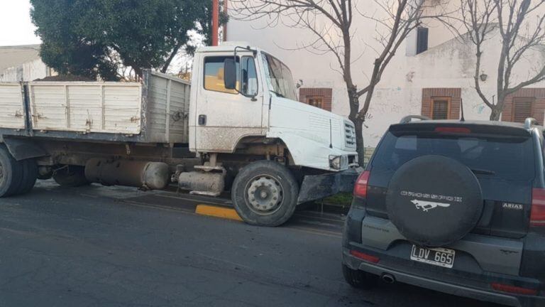 Fuerte choque entre un camión y un auto