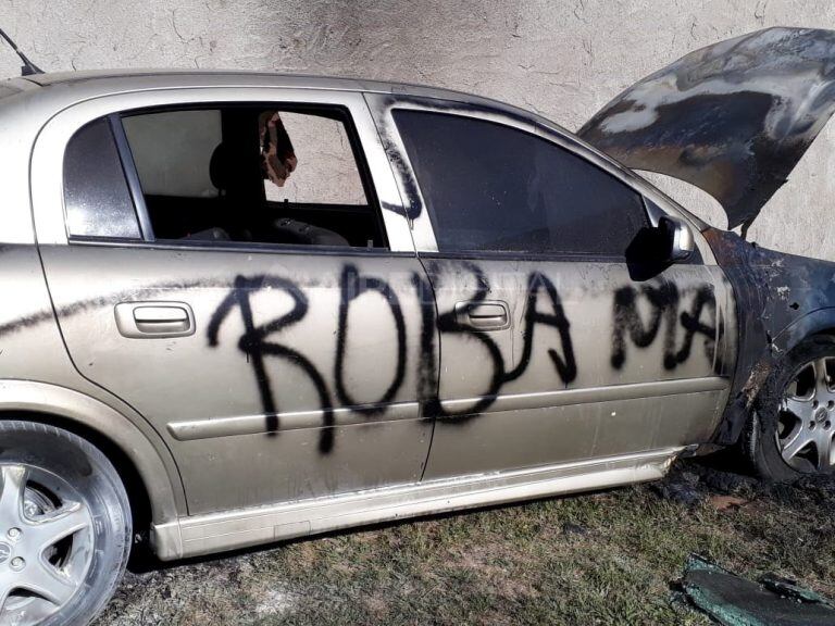 Auto quemado en la ciudad de Santa Fe. (Aire Digital)