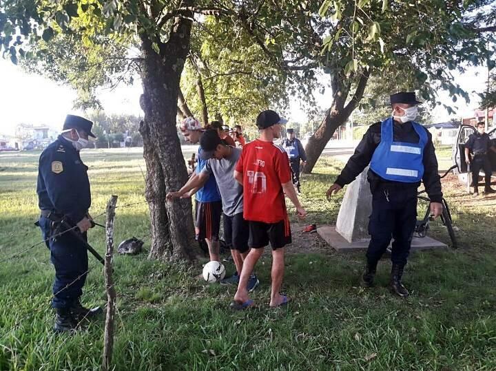 Un grupo de 12 jóvenes, uno de ellos menores de edad, se juntaron a jugar un partido de fútbol en plena cuarentena