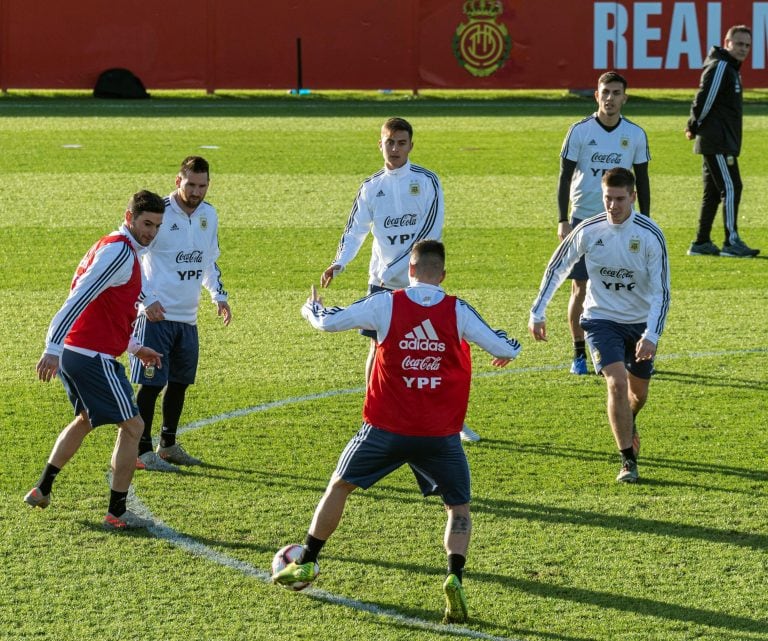 Los futbolistas trabajaron con pelota en el campo de juego. (EFE)