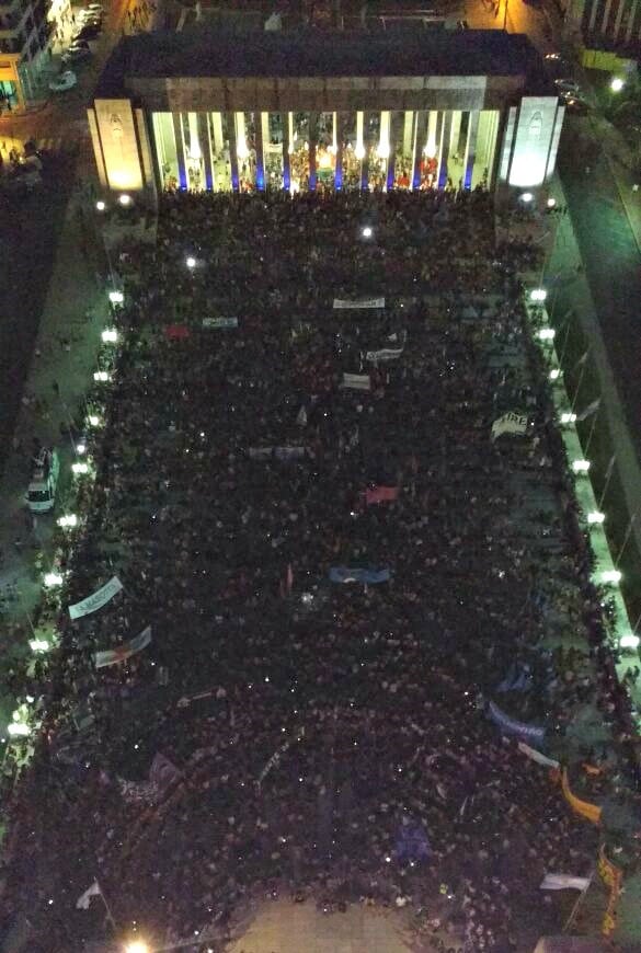 Las mujeres rosarinas coparon el Monumento en el 8M