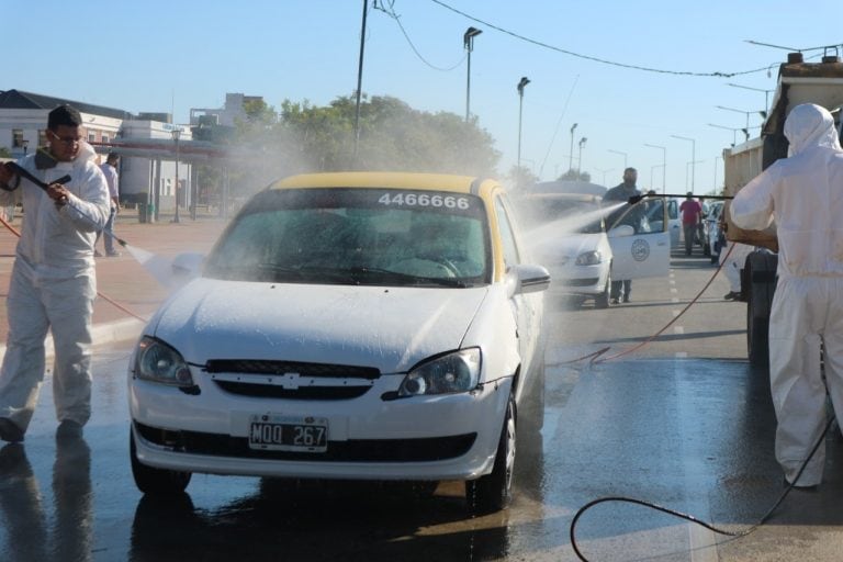 Desinfección de taxis en el Tramo IV de la Costanera de Posadas. (Mun. de Pdas.)