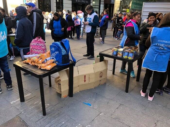 Organizaciones sociales reclaman en la bolsa de comercio. (Barrios de Pie)