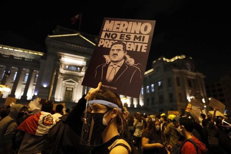 Manifestantes participan en una multitudinaria marcha en protesta contra el nuevo gobierno del presidente Manuel Merino. (Foto: EFE/Paolo Aguilar)