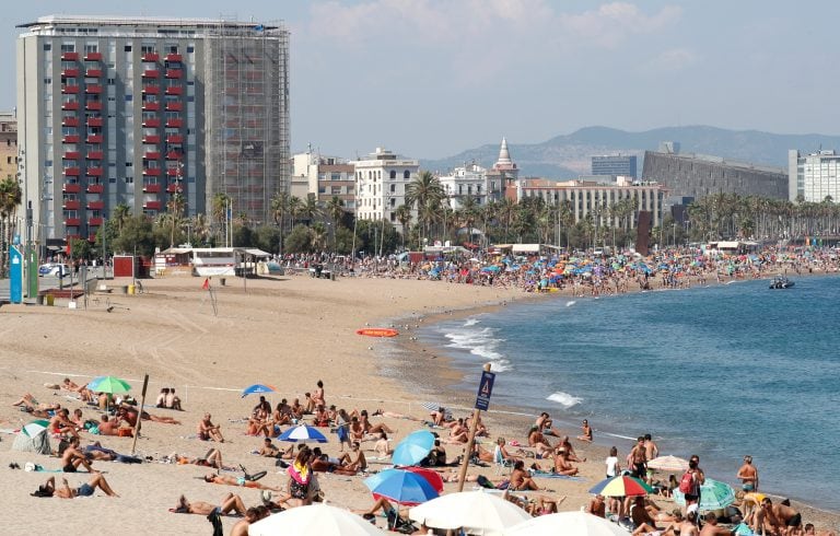 La Barceloneta permanecerá cerrada hasta este lunes.