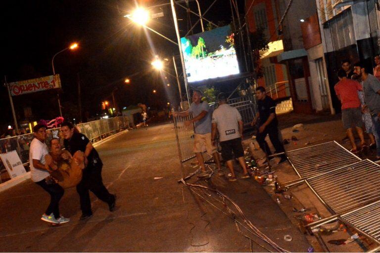 Varias personas afectadas con gas lacrimógeno en los corsos barriales. Foto: Alejandro Canteros.