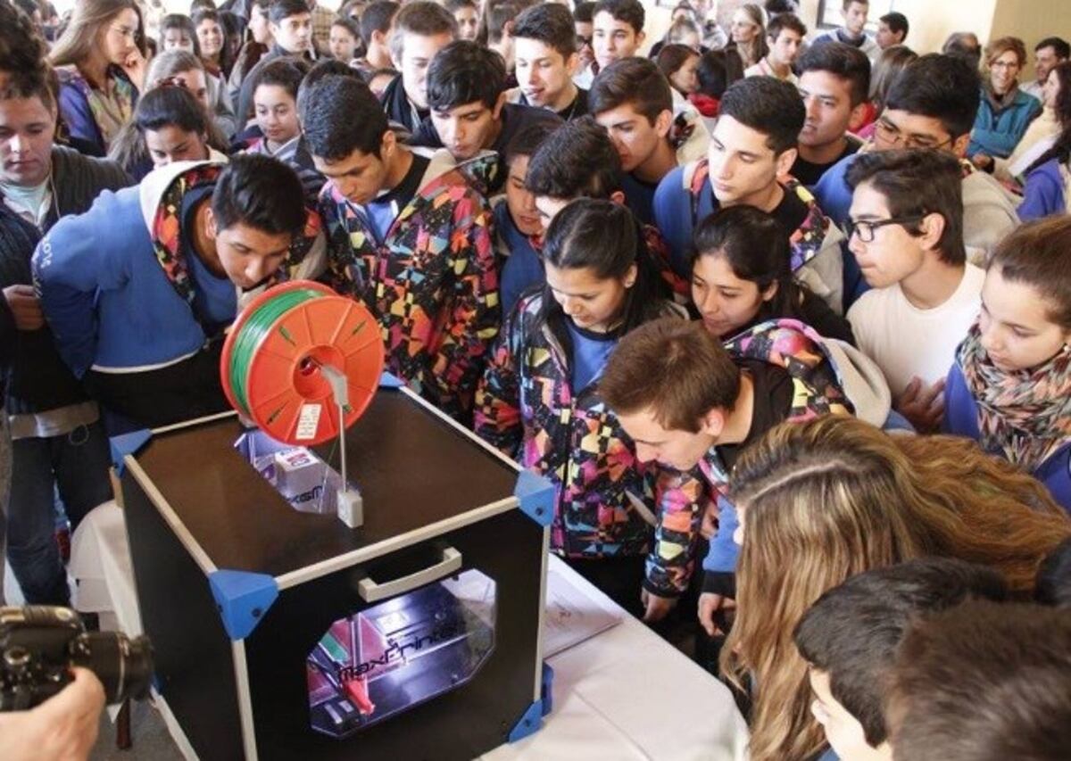 Alumnos mendocinos fabricarán camas ortopédicas con impresora 3D