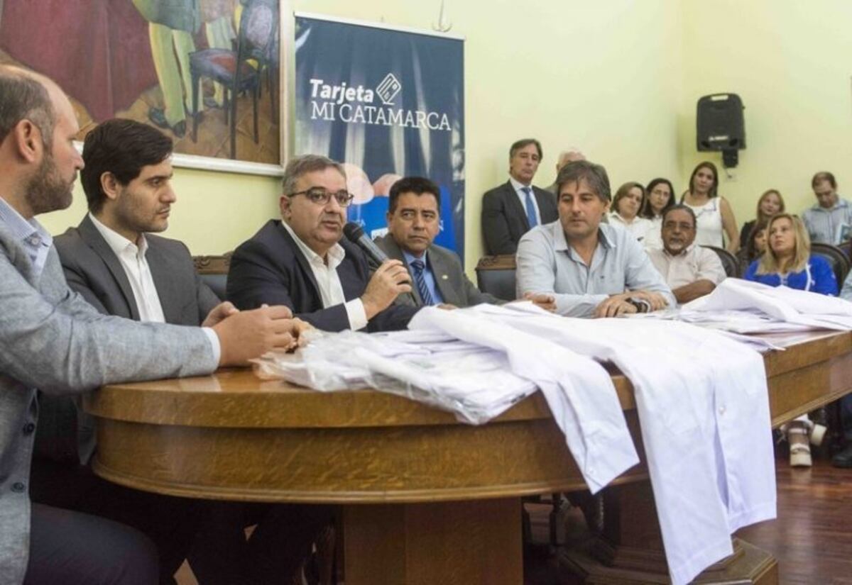 Presentaron la "Tarjeta Mi Catamarca" para comprar útiles escolares